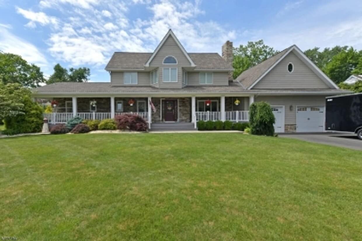 Primary Photo - 85 Mountain Ridge Dr