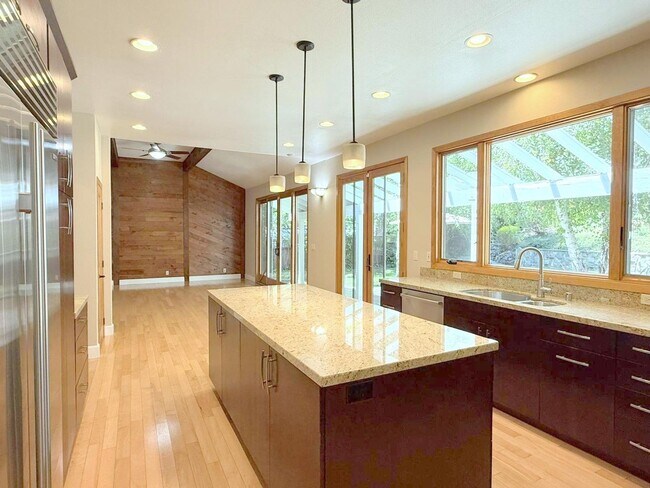 Foto del edificio - Sprawling ranch home located in highly des...