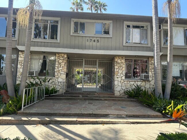 Foto del edificio - 1745 Winona Blvd