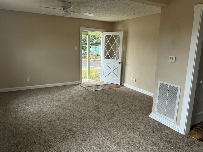 Building Photo - 3 bedroom 1 bath home in Biloxi