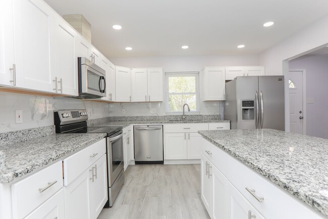 Building Photo - "Beautifully Updated Townhome – Ready for ...