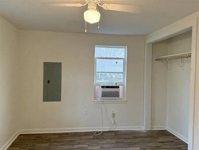 Foto del edificio - 1810 N Church St