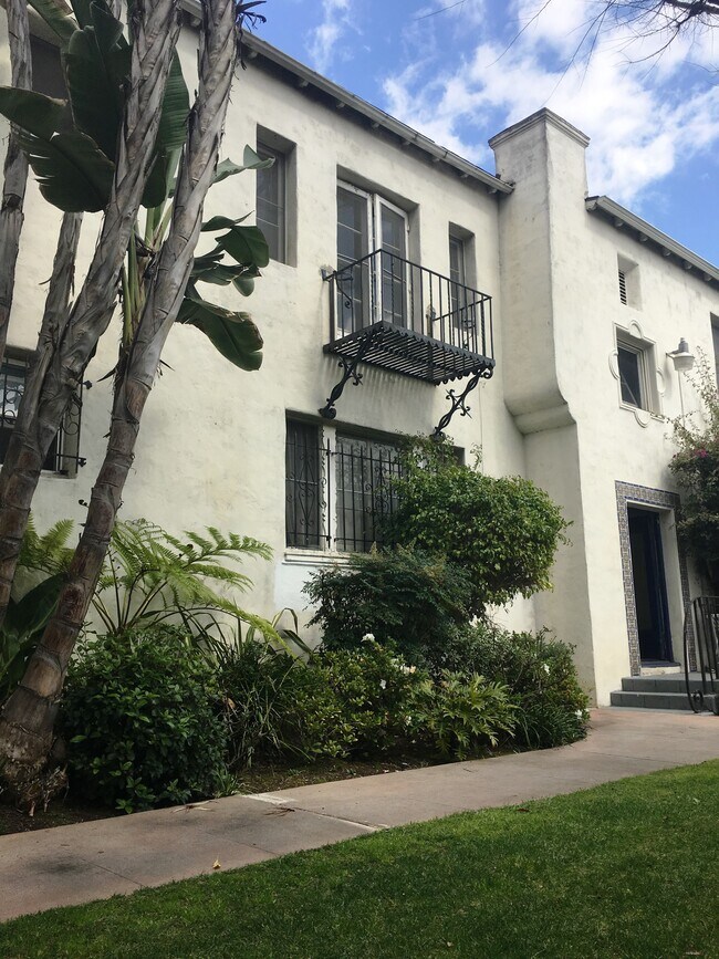 Courtyard - 630 N Plymouth Blvd
