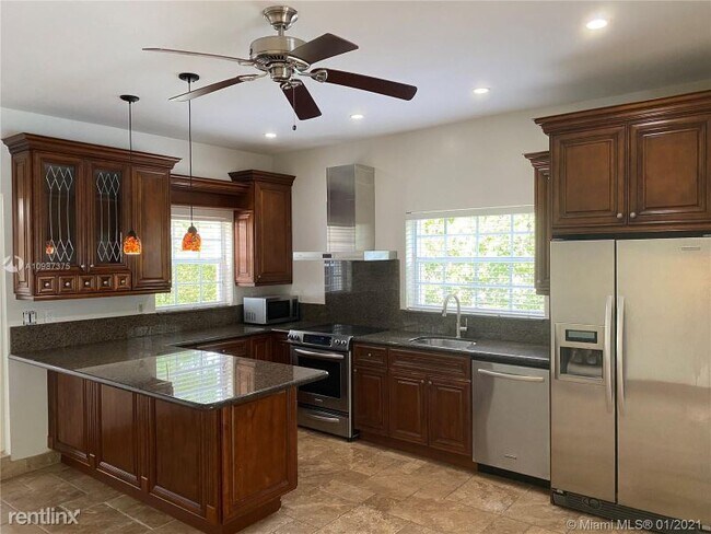 Building Photo - 3 br, 3 bath House - 526 Zamora Ave