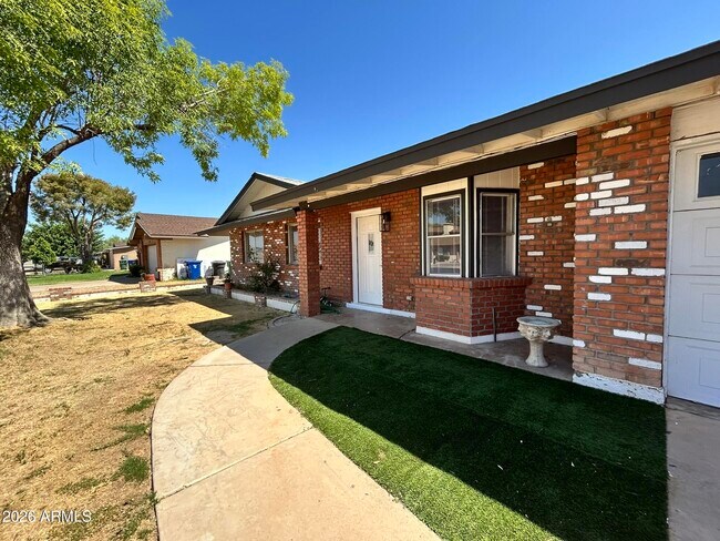 Building Photo - 711 N Oracle Cir