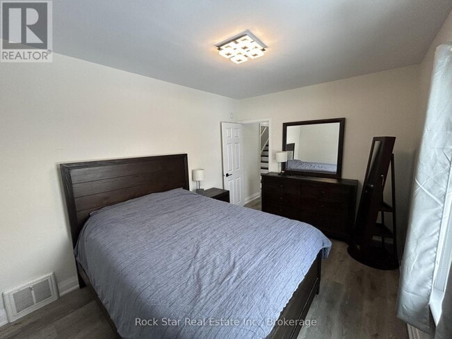 Photo du bâtiment - 30 W 1st St