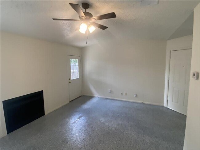 Building Photo - GREAT 2/2/1 DUPLEX