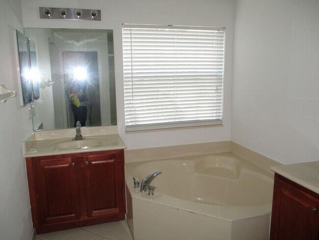 Building Photo - 8887 Chestnut Ridge Way