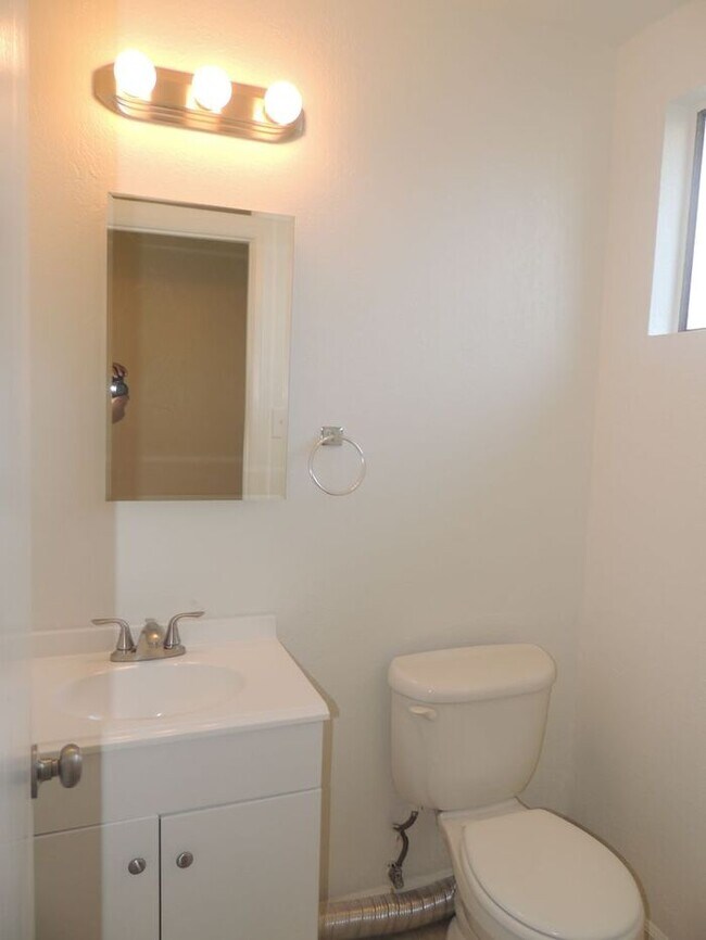 Foto del edificio - Renovated Townhouse in Paramount w/ Parkin...