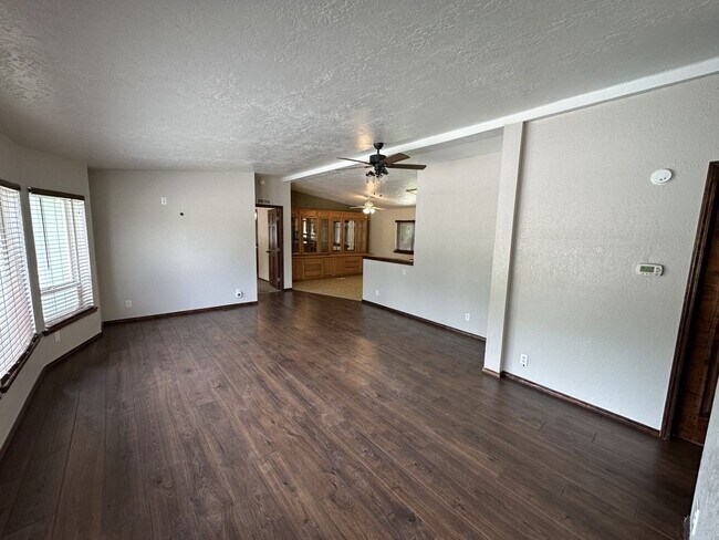 Building Photo - Pasco Corner Lot House For Lease!