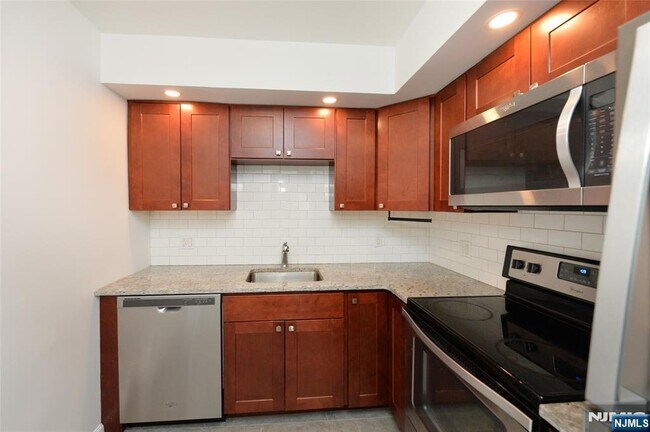 Building Photo - 20-30-30 Ridge Rd