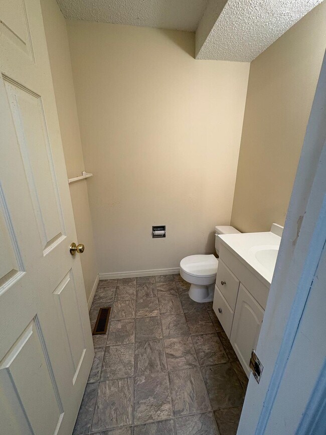 Building Photo - 3-bedroom townhome in a fourplex located in Bridgeland