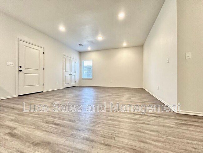 Foto del edificio - 10912 Oak Holw Ln