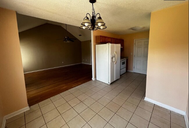 Building Photo - 3Bed/2Bath 1300 sq ft home!