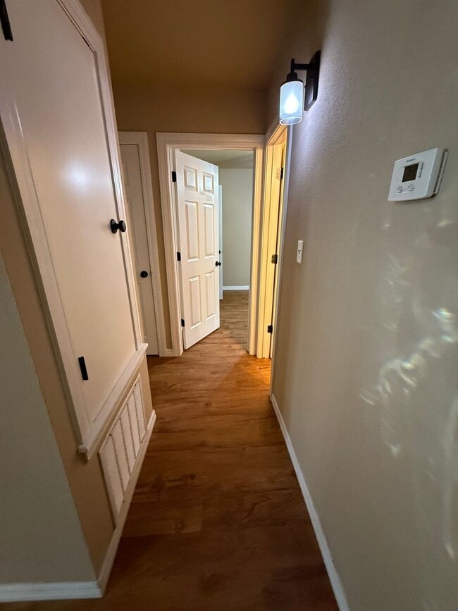 Building Photo - 2 Bed 1 Bath House