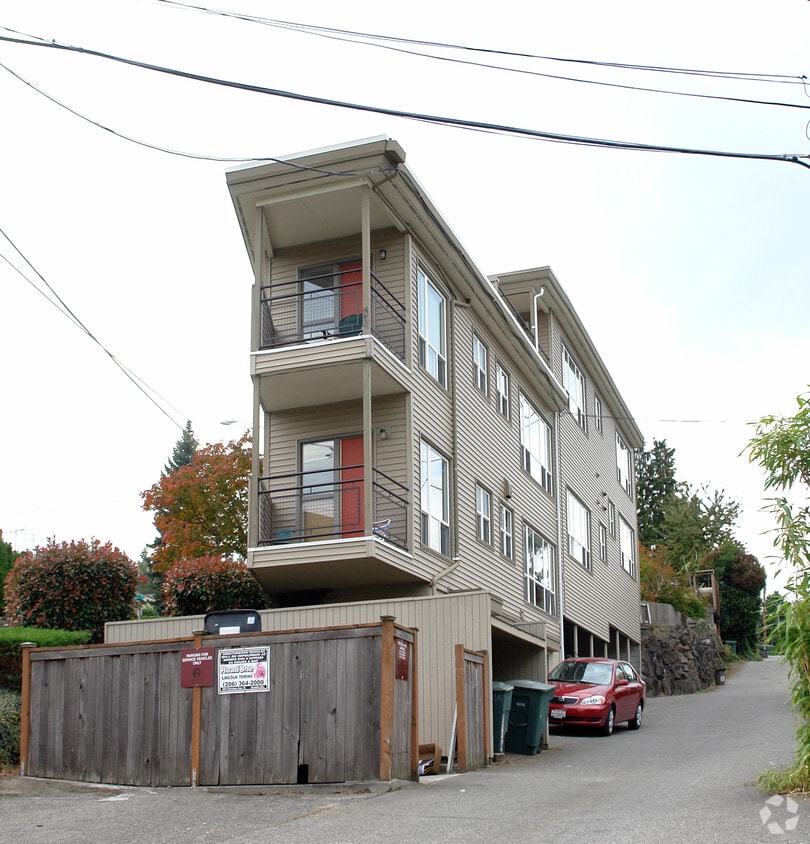 Building Photo - 650 W Bertona St