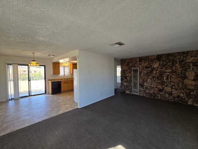 Building Photo - Coming Soon!!! 2 bedroom 1 bath