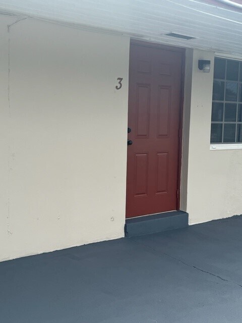 Primary Photo - 949 W Kalmia Dr