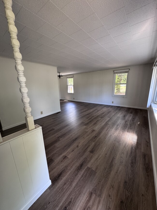 Building Photo - 2300 Sun Valley Cir