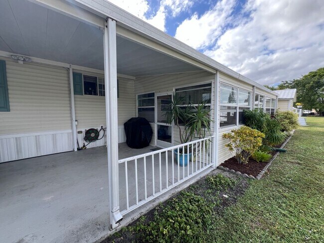 Building Photo - 3021 SW 52nd Ave
