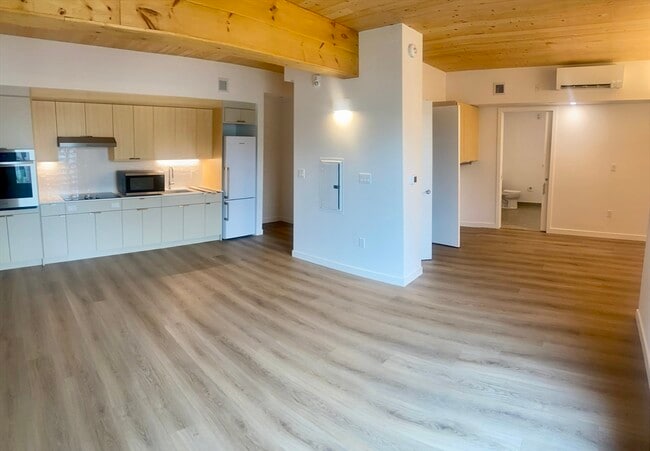 Building Photo - 154 Broadway