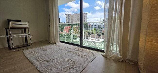 Foto del edificio - 1650 NE 115th St