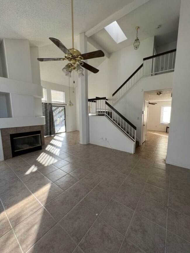Building Photo - Beautiful 3 Bed/2.5 Bath Home off Old Rive...