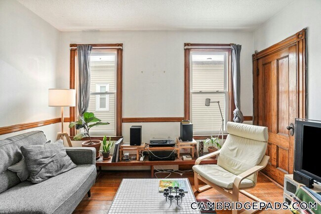 Building Photo - 10 Clary St
