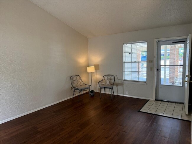 Foto del edificio - 7708 Brodie Ln