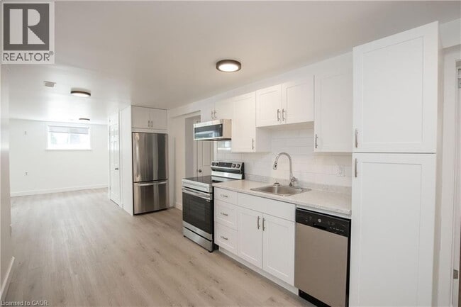 Photo du bâtiment - 358 E 43rd St