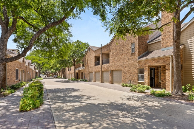 Casa de 2 habitaciones y 2.5 baños con garaje para 2 autos en una comunidad tranquila. - 8103 N New Braunfels Ave #5