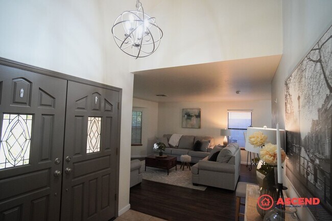 Foto del edificio - FULLY FURNISHED, Beautiful Home Located In...