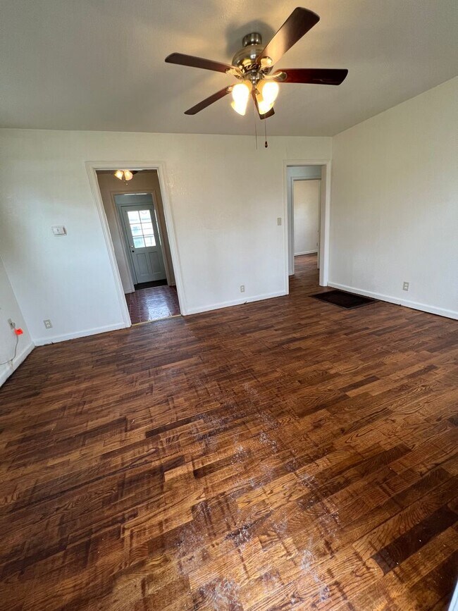 Foto del edificio - Corner Lot 2 Bedroom 1 bath new Hardwood f...