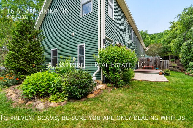 Building Photo - Beautiful End Unit Townhome in Quiet low t...