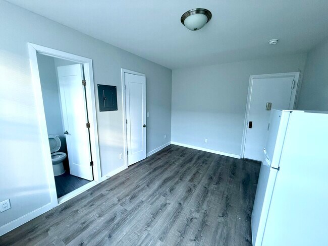 Foto del edificio - 241 E Broadway