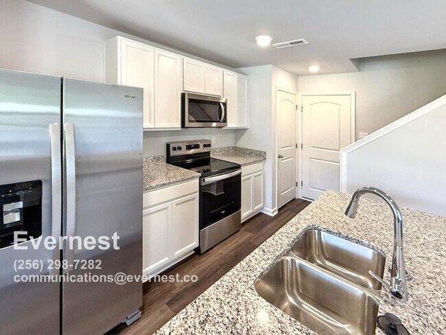 Building Photo - 3-Bedroom, 2.5-Bathroom Home in a Convenie...