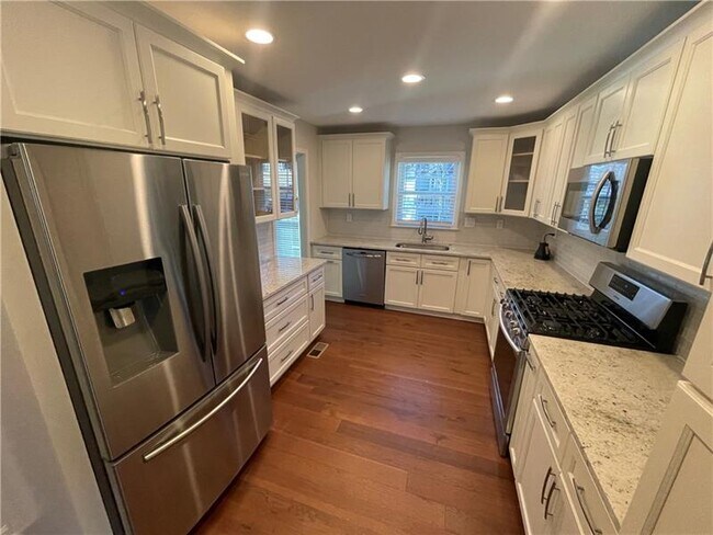Building Photo - 4176 Riverhill Ct NE