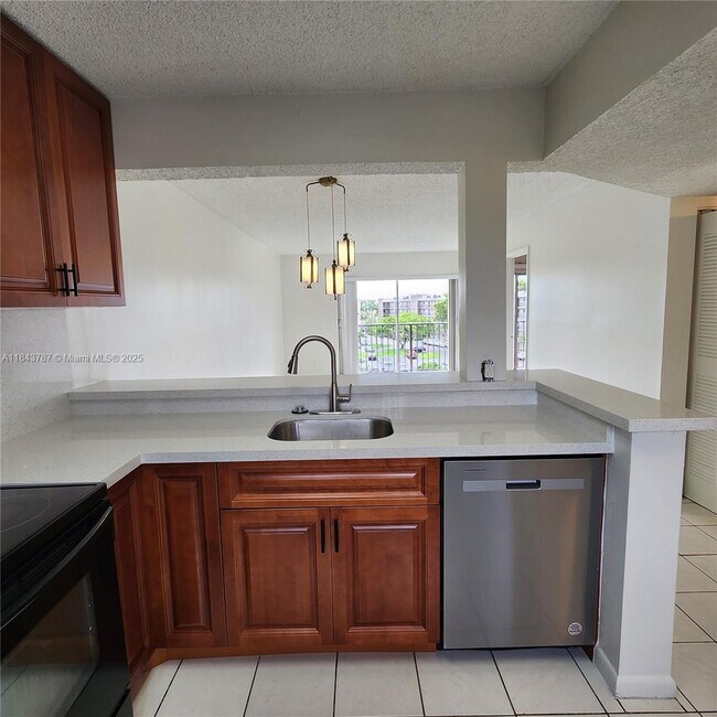Foto del edificio - 8550 N Sherman Cir