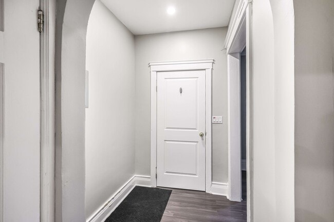 Building Photo - 24 Holton Av S