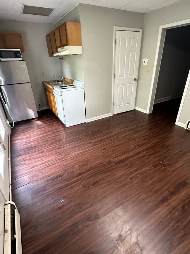 Foto del edificio - PRELEASING for AUGUST! Close to Campus