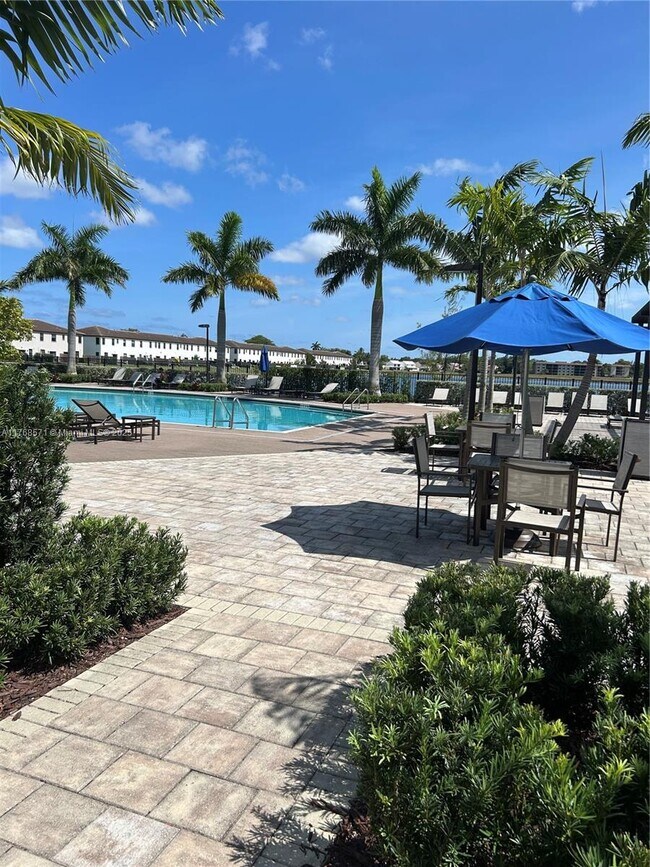 Foto del edificio - 594 NE 207th St