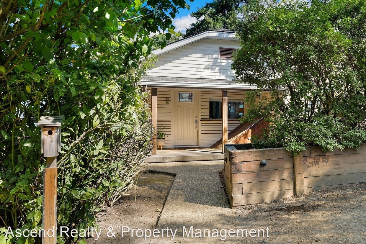 2 br, 1 bath House 6310 SW 35th Ave House Rental in Portland, OR