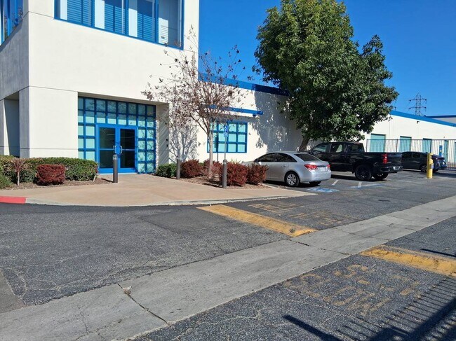 Foto del edificio - 5951 Firestone Blvd