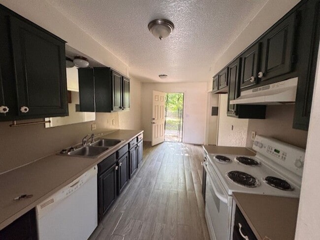 Building Photo - 2 bed one bath spacious duplex in Mustang!