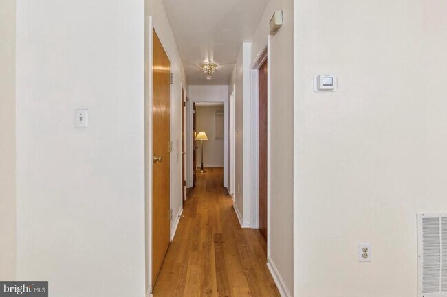 Foto del edificio - 223 Parker Ave