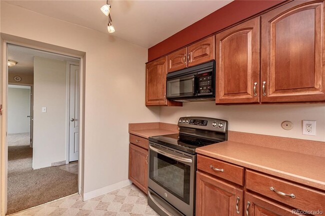 Building Photo - 2 BR Condo with Balcony, 3 Blocks from Che...