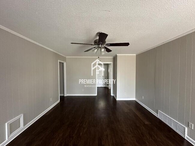 Building Photo - 2890 S Mendenhall - Available Now!