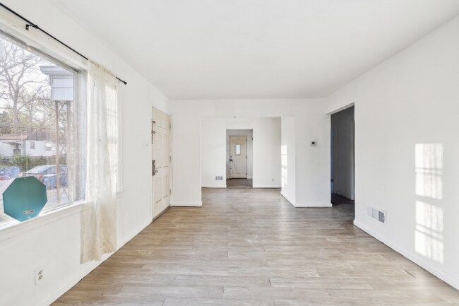 Foto del edificio - 10128 Cloverdale Dr