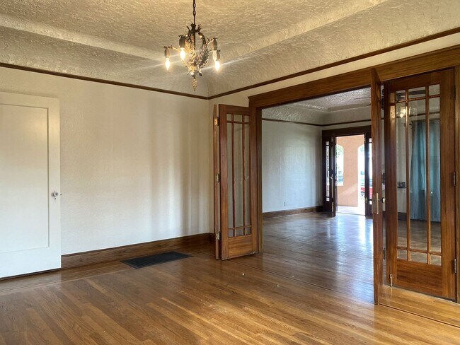 Building Photo - Available Now! Charming 3-bdrm./1.5-bath, ...