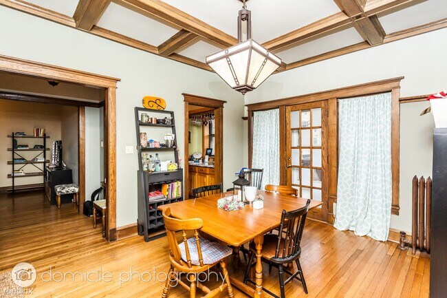 Building Photo - 2 br, 1 bath Condo - 3747 N Pine Grove Ave